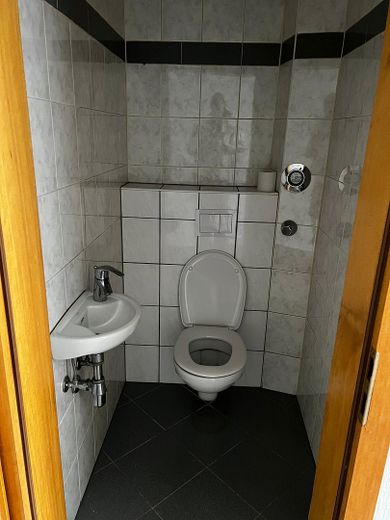 Constitución de piso compartido (3 personas): apartamento de 4,5 habitaciones recién reformado en una ubicación privilegiada – Gäste-WC