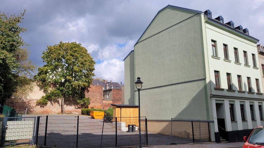 TOP-kapitaalinvestering, MFH met 4 wooneenheden nabij het centrum van Reichenbach – Haus und Parkplatz 