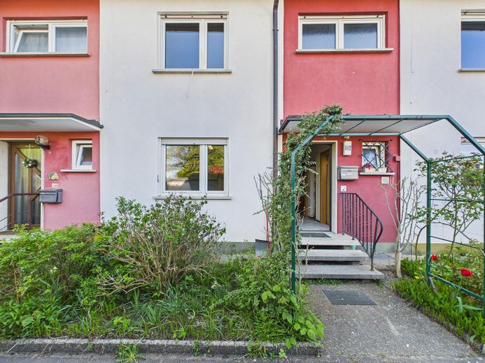 Edles Reihenmittelhaus in gepflegter Umgebung – Hauseingang Vorderseite