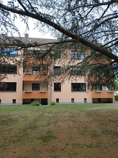 Piso de 4 habitaciones completamente renovado con balcón en Trier-Heiligkreuz – de alta calidad y listo para entrar a vivir – Außenansicht hinten (Balkon)