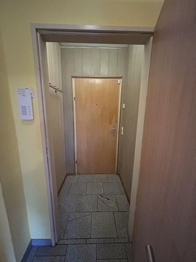 Helle 3,5-Zimmer-Wohnung mit Küche, Balkon & Stellplatz – Garderobe