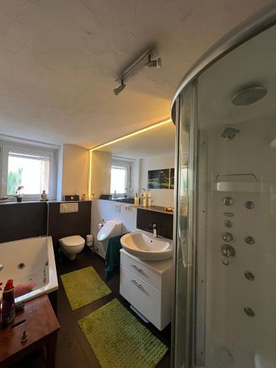 Großzügiges Einfamilienhaus in zentraler Lage in Herbolzheim – Bad EG mit Wanne