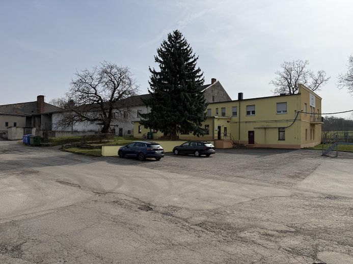Großzügige Gewerbefläche mit Lagerhallenbestand und Büro in Neustadt a. d. Orla – Bürogebäude (gelb)