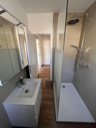 Großzügige 2-Zimmer-Erdgeschosswohnung mit eigener Terrasse, Garten & Garage in Duisburg-Baerl – bad (neu)
