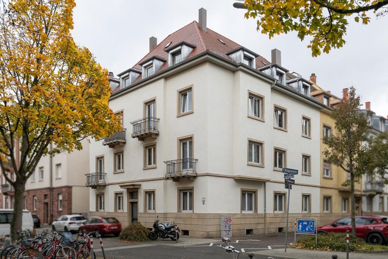 Provisionsfrei! Charmante vermietete 2-Zimmer-Altbau-Wohnung (ca.51 m²)+Balkon in der Südweststadt – Ansicht Südwest