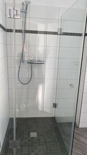 3 Zimmerwohhnung mit Einbauküche und Gartenanteil – Dusche