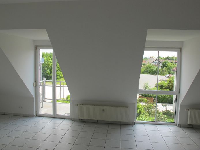 helle moderne DG 4 Zi im Ort Hirschaid auch Eigennutzung, Hobbykeller, 2 Bakone, Garage – Wohnzimmer mit Grün