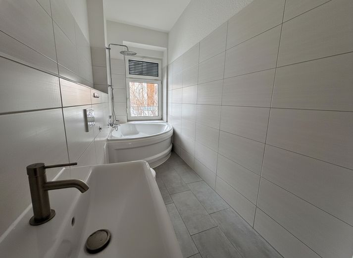 Bad mit Wanne und Tageslicht 