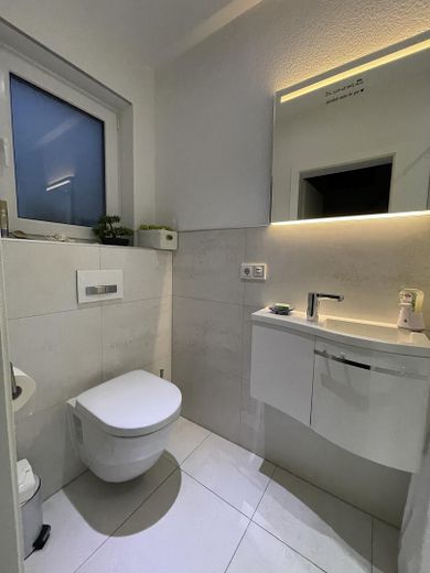 KfW40 Einfamilienhaus, 9Kw-PV-Anlage, Wärmepumpe LWZ 304 Sol – Gäste-WC -EG