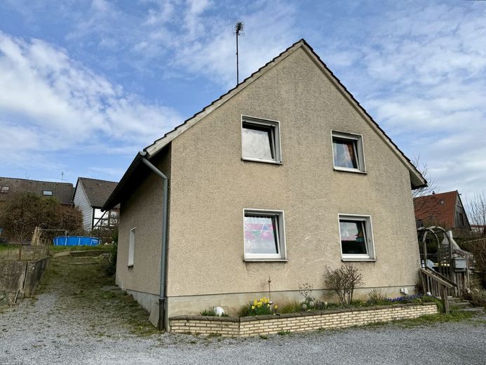 Fröndenberg-Mitte: Einfamilienhaus im Stadtgebiet - Es gibt viel zu tun, packen Sie es an! – Hausansicht