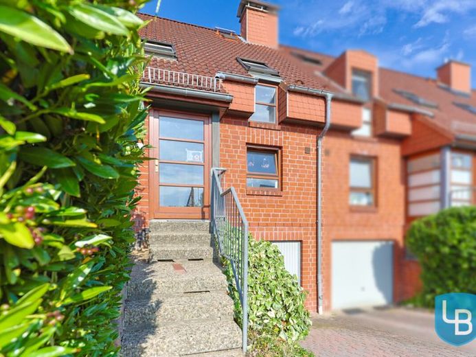 Junges Reihenmittelhaus in massiver Bauweise - mit Vollkeller, Garage und Garten – Foto 1