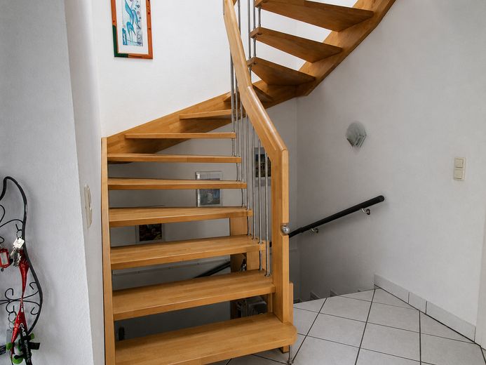 Geniş manzaralı yenilikçi mimar evi; cömert yaşam alanı; modern enerji tedariki – Vollholztreppe