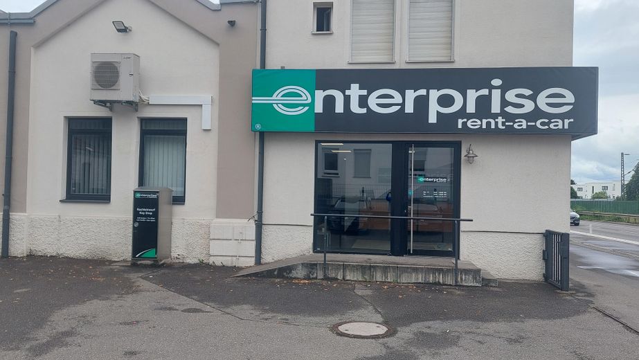 Retail space with workshop and open area in Reutlingen (formerly Enterprise Rent a Car) – Eingangsbereich mit Rampe