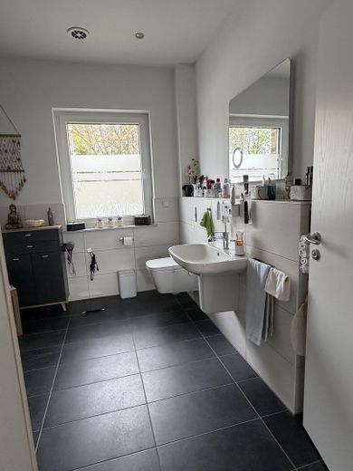 Barrierefreier neuer Bungalow in Nordsee-Nähe mit Luft-Wasser-Wärmepumpe EEK: A + Pool – Masterbad