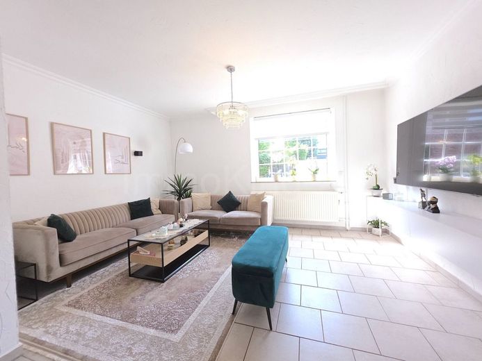 ++ MODERNISIERTES EINFAMILIENHAUS + SONNENTERRASSE + 2 GARAGEN IN RUHIGER LAGE!! ++ – WOHNBEREICH