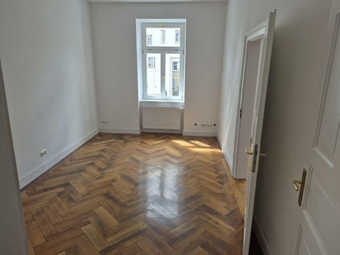Licht, ruim ingedeeld appartement in een monumentaal pand in München – ZImmer