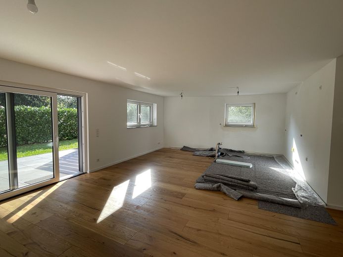 ruhig gelegene Neubauwohnung mit Südterasse – Wohnzimmer rechts & Küche