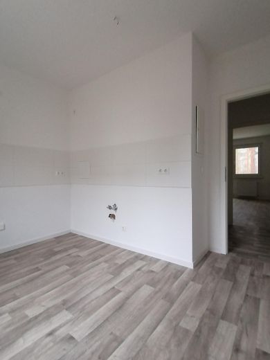Erstbezug nach Sanierung – moderne 4-Zimmer-Wohnung mit Balkon und Blick ins Grüne – Küche