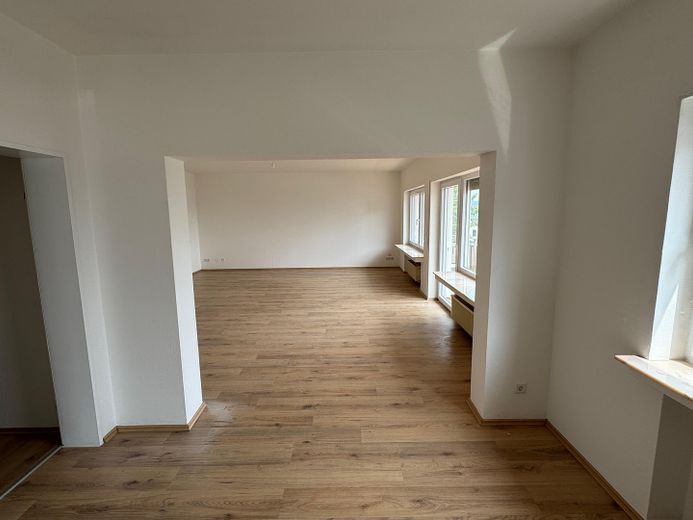 Moderne 3-Zimmer-Wohnung mit Seeblick & Balkon am Sorpesee – Foto 5