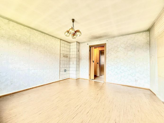 Investieren Sie in Ihre Zukunft: 3 Zimmerwohnung, große Küche + Stellplatz in angenehmer Wohnlage – Wohnzimmer