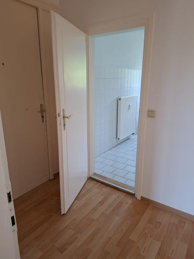 3-Raum-Wohnung, große Küche, 1.OG rechts, Bad mit Fenster, Wanne und Dusche / ALG + BG möglich – Blick in der Wohnung zum Bad