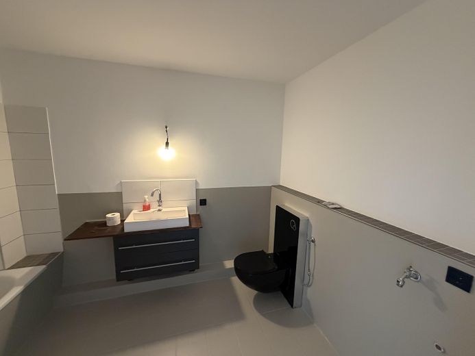 Schwerin (Pampow) yakınında ışıkla dolu 3 odalı daire | EBK ve park yeri – Badezimmer frisch renoviert