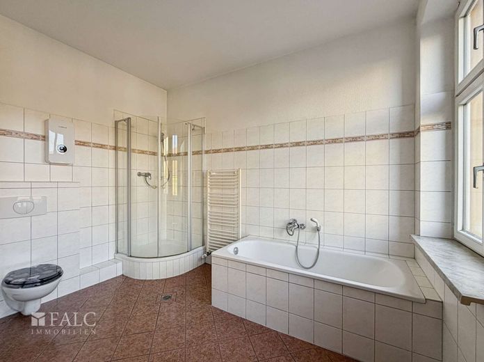 *Verk.* Imposantes Eckhaus in zentraler Lage - Investieren mit Perspektive – Badezimmer Obergeschoss