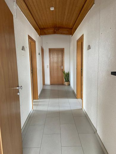 Wolnostojący budynek firmowy o pow. ok. 95 qm – klimatyzowany – idealny dla firm rzemieślniczych, biura, małego magazynu itp. – Flur