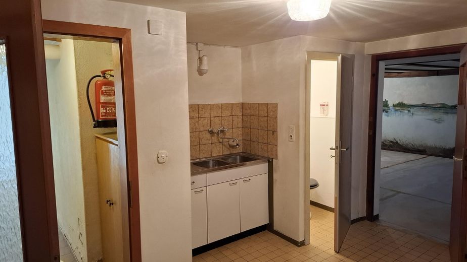 Freistehendes Einfamilienhaus mit 2 Wohneinheiten und Garten, 2 Garagen im Haus – Waschküche mit Spüle u. WC UG