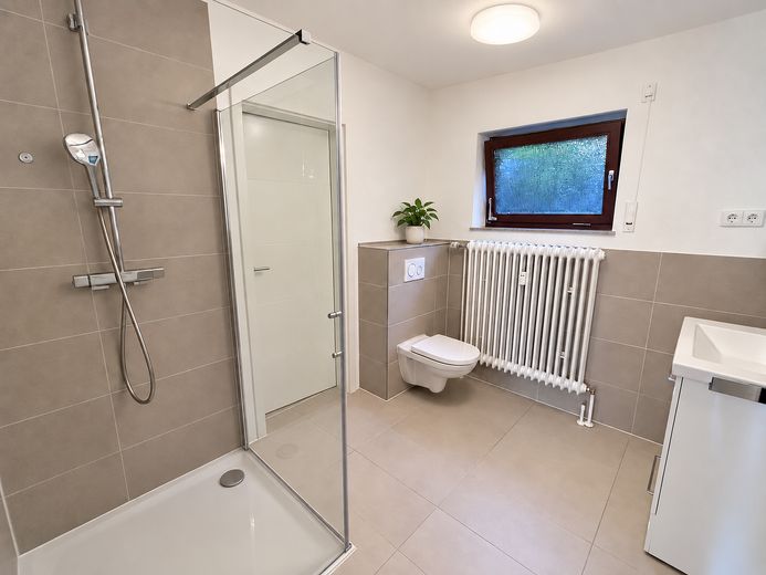 Appartement indépendant modernisé dans un quartier calme avec terrasse et garage – Badezimmer