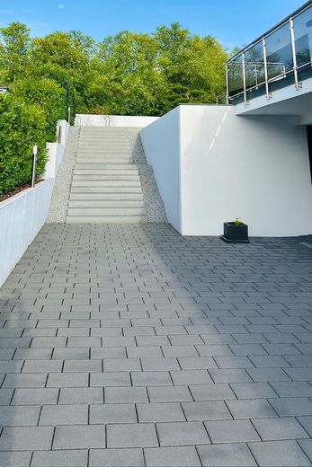 Wohnen & Arbeiten auf höchstem Niveau-voll ausgestattete Werkstatt, Pool & minimale Betriebskosten – Treppenaufgang außen