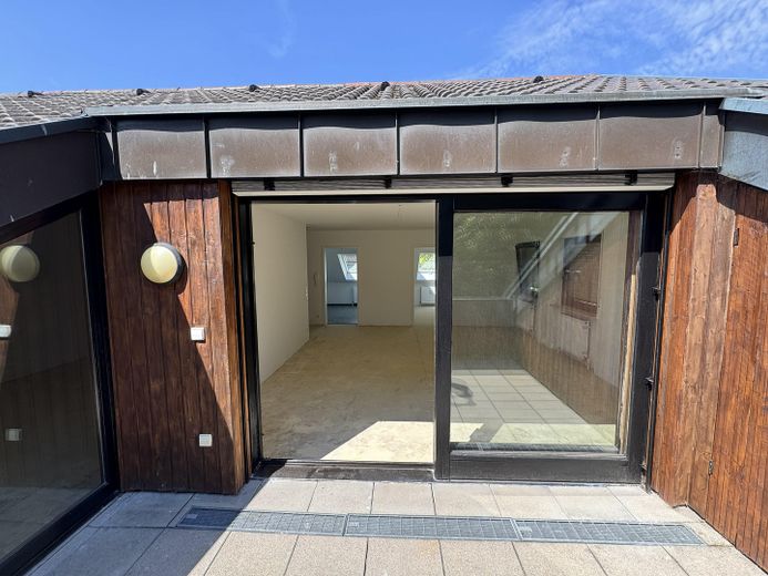 Sanierte 3-Zimmer-Dachgeschosswohnung mit Dachterrasse und Tiefgaragenplatz – Dachterrasse