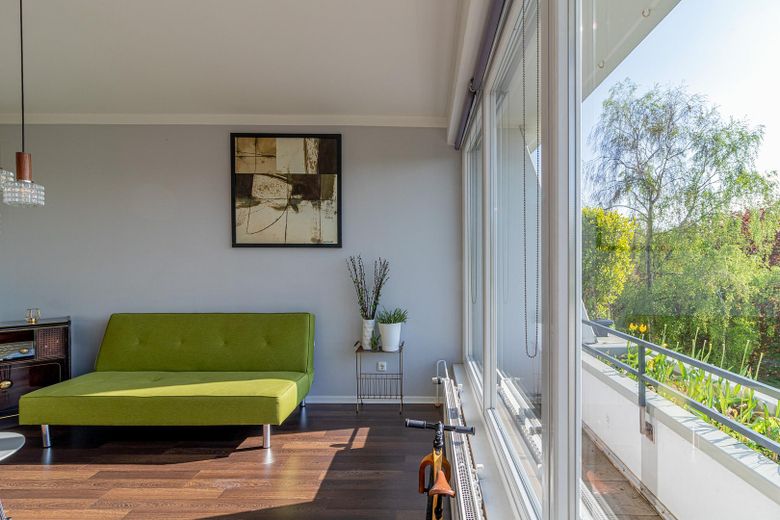 Designer terrace apartment (18 min. central station) nature, parking space (only temporarily 6-12 months) 1,700 € incl. additional costs – Wohnzimmer