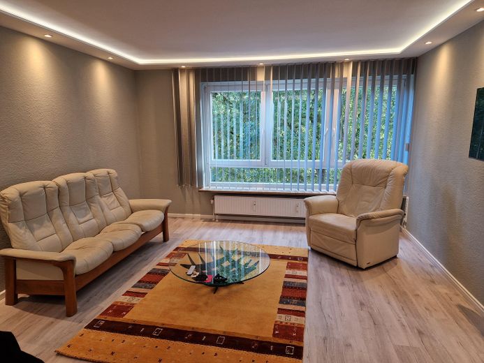 22399 HH-Poppenbüttel: Sehr schöne, helle, uneinsehb., möbl.  Whg., Blick über Alstertal – Wohnzimmer