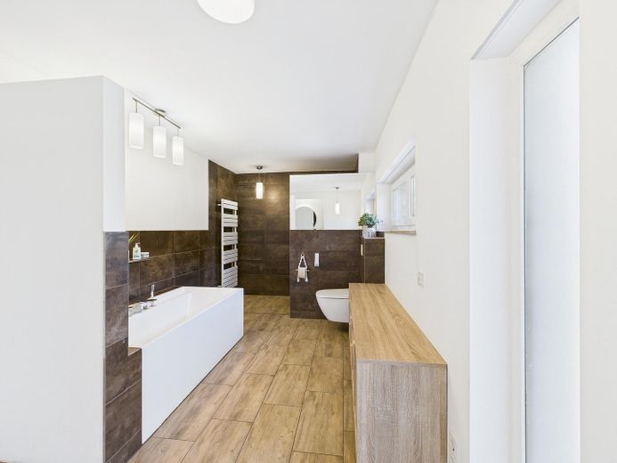 Charmante und energieeffiziente Architektenvilla mit hochwertiger Ausstattung – Masterbad im OG