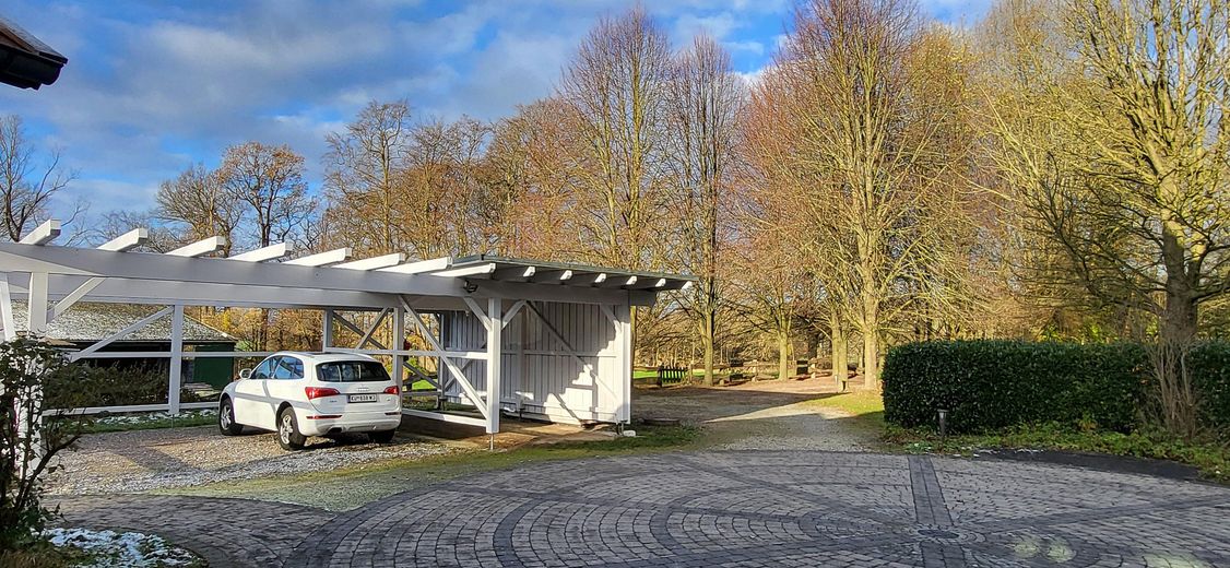 Carport mit Lindenallee