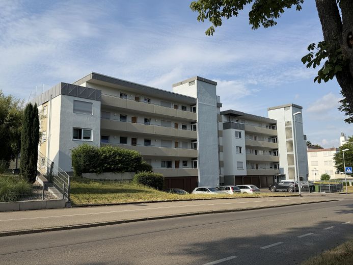 senza provvigione | 53 m² | 2 locali | balcone esposto a sud | cucina componibile | posto auto incluso – Außenansicht