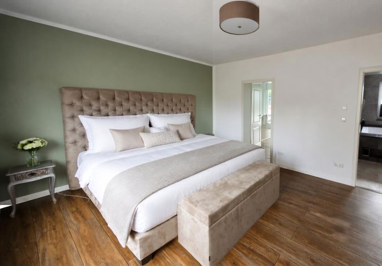 ​Arbeiten & Luxuriös Wohnen: Kernsaniertes Anwesen mit 114 m² Gewerbe-Areal & Autarkie-Technik – Masterbedroom