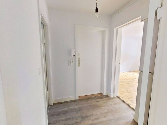 Bunte Blätter, kühles Wetter – 1 Kaltmieterlass fürs kuschelige Heim: Gemütliche 2-Zimmer-Wohnung mit Wannenbad – Eingangsbereich