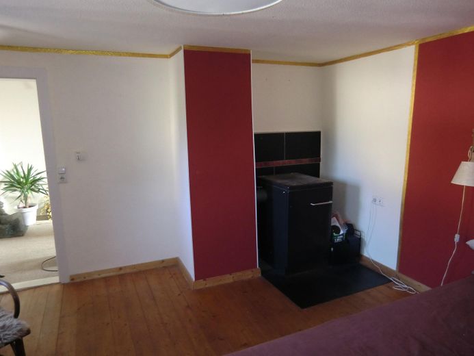 Schlafzimmer mit Ofen