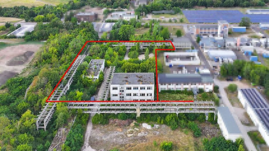 Provisionsfrei! Bei Magdeburg: Halle + 3 geschossiges Funktionsgebäude auf 9954m² in Schönebeck – Suedliches Luftbild