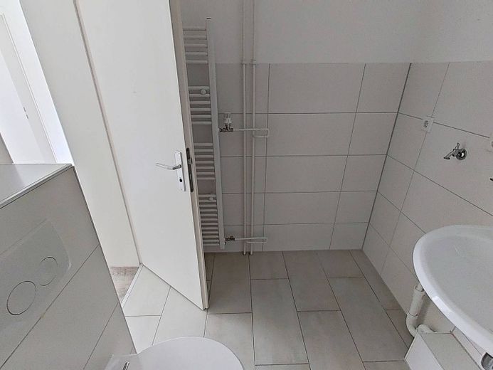 **Bis zu 3 NKM FREI** Charmante 3-Zimmer-Erdgeschosswohnung mit LOGGIA und EBK – Ansicht III: Badezimmer