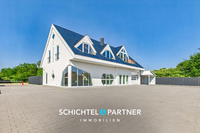 Uphusen | Seltenes Wohn- und Geschäftshaus mit Parkhof und Autohalle – S&amp;P | Vorderansicht