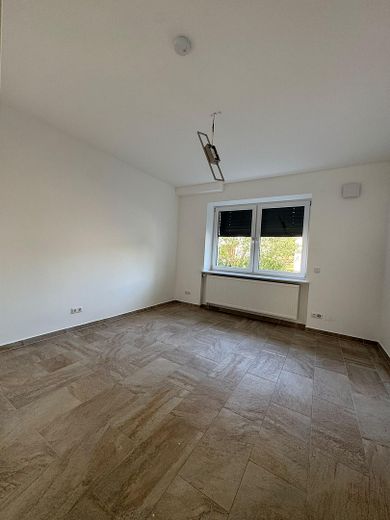 Kernsanierte 1-Zimmer-Wohnung mir Einbauküche, Balkon und eigenem Eingang – Wohn-/Schlafzimmer