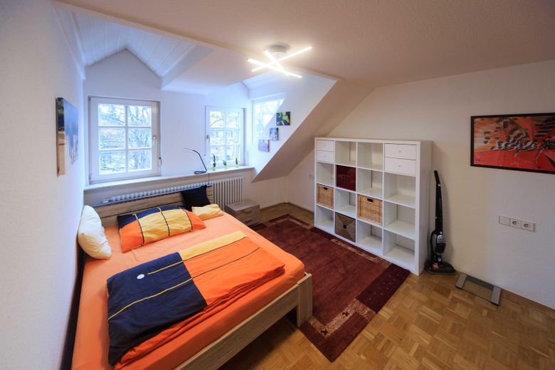Schicke Maisonette-Wohnung mit Galerie und Loftcharakter | 2 Bäder – Schlafzimmer