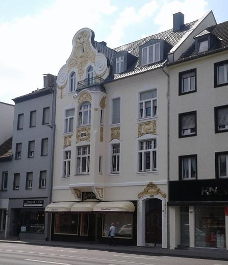 Repräsentatives Renditeobjekt im Herzen von Mönchengladbach, provisionsfrei direkt vom Eigentümer – Historische Hausfassade
