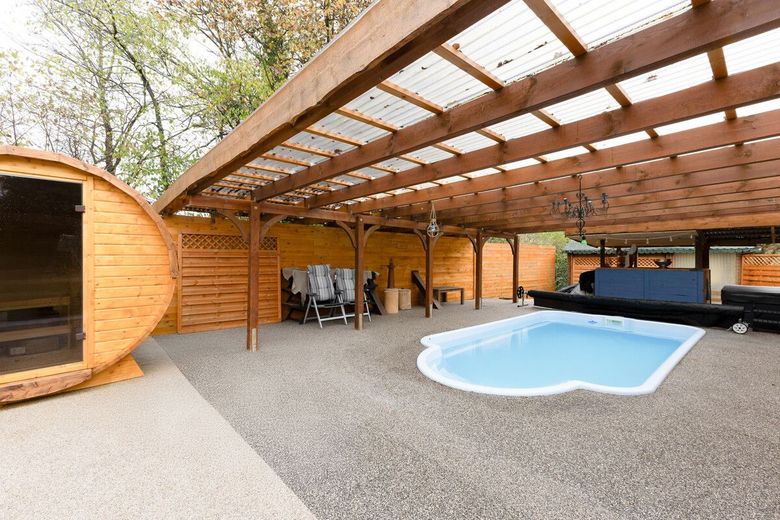 Wohlfühloase für zwei Familien - mit Pool, Sauna und Garten – Überdachte Wellnessoase