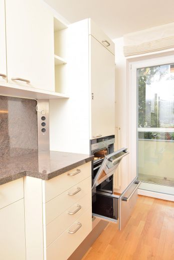 Küche, Blick zum Balkon