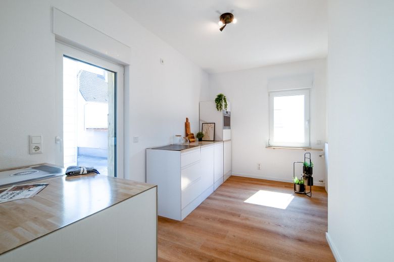 PROVISIONSFREI: Frisch renoviertes Einfamilienhaus mit Garten, im Ortskern von Roßdorf – Küche mit Zugang zum Balkon
