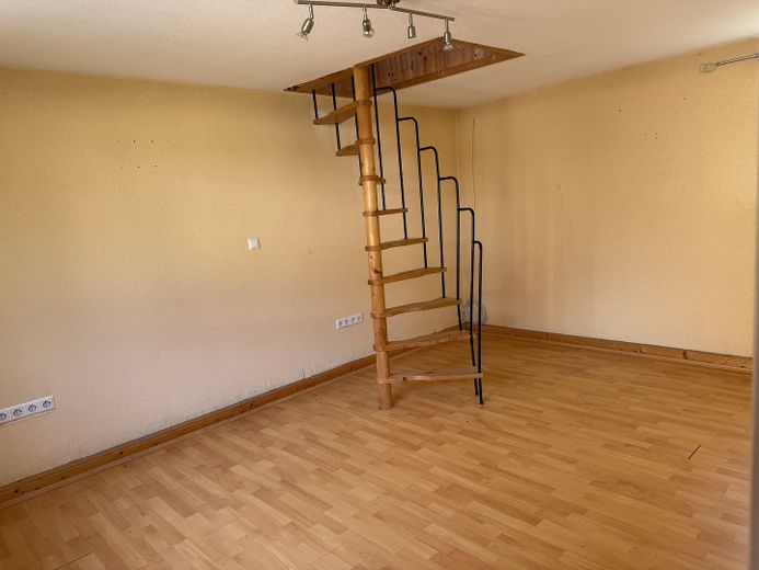 Kleines Wohnhaus mit Garten und großer Doppelgarage – Foto 11